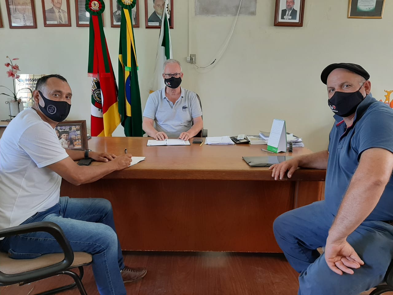 VEREADORES JUAREZ CANTINI E VALNES ANTONINI VISITAM O GABINETE DO PREFEITO